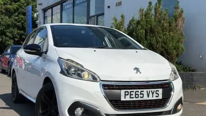 Used Peugeot 208 GT-line 110 HP (80 kW) 2015 White Hatchback