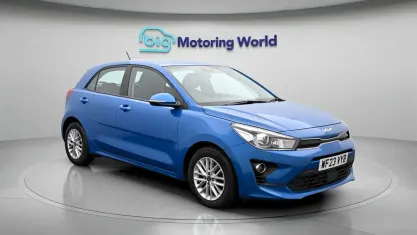 Używany Kia Rio 84 KM (61 kW) 2022 Niebieski Hatchback