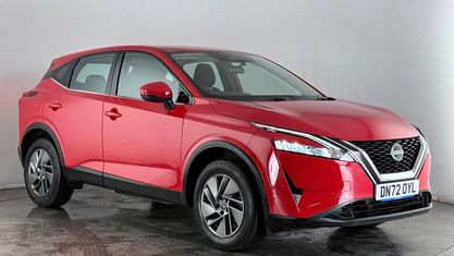 Begagnad Nissan Qashqai Acenta Premium 158 HK (116 kW) 2022 Röd SUV
