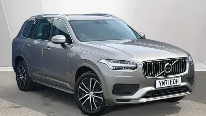 Käytetty Volvo XC90 Momentum 235 HP (172 kW) 2021 Katumaasturi