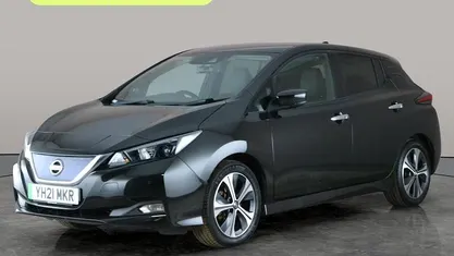 Begagnad Nissan Leaf 110 kW (150 HK) 2021 Svart Halvkombi