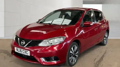 Used Nissan Pulsar N-Connecta 116 HP (85 kW) 2016 Red Hatchback