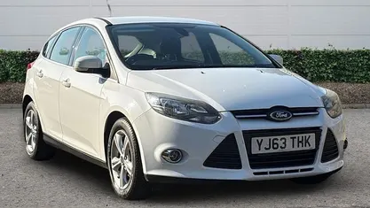 Used Ford Focus Zetec 125 HP (91 kW) 2013 White Hatchback