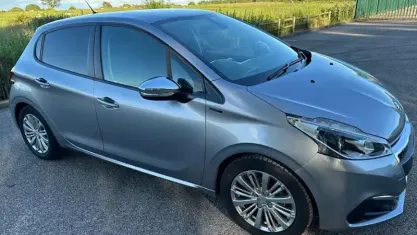 Used Peugeot 208 Signature Sky 82 HP (60 kW) 2019 Grey Hatchback