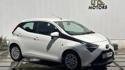 Used Toyota Aygo X-play 72 HP (52 kW) 2020 White Hatchback