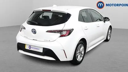 Used Toyota Corolla 122 HP (89 kW) 2022 White Hatchback