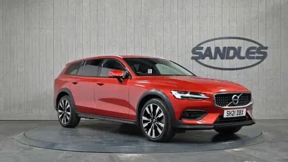 Used Volvo V60 CC 250 HP (183 kW) 2021 Red Estate