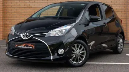 Used Toyota Yaris 99 HP (72 kW) 2016 Black Hatchback