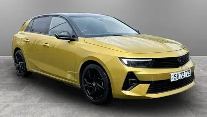 Used Vauxhall Astra GS Line 131 HP (96 kW) 2022 Yellow Hatchback