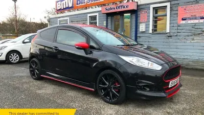 Usado Ford Fiesta Zetec 140 HP (102 kW) 2016 Preto Citadino