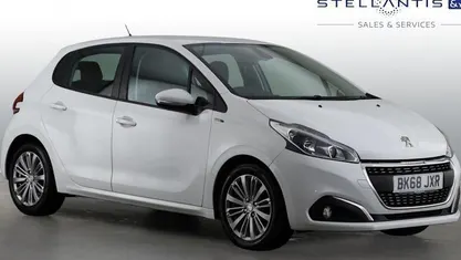 Used Peugeot 208 Signature Sky 82 HP (60 kW) 2019 Hatchback