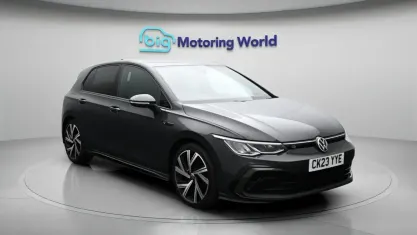 Second-hand VW Golf VIII R-line 150 CP (110 kW) 2023 Gri Hatchback