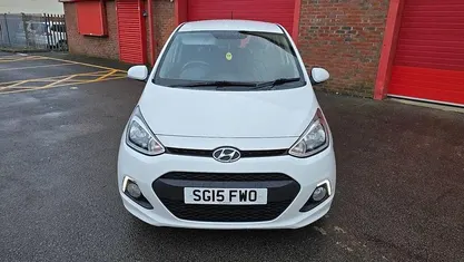 Used Hyundai i10 Premium 87 HP (63 kW) 2015 White Hatchback