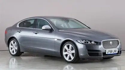 Używany Jaguar XE Ingenium 200 KM (147 kW) 2018 Szary Sedan/Limuzyna