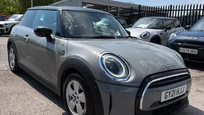 Usado Mini Cooper Classic 136 CV (100 kW) 2021 Gris Utilitario
