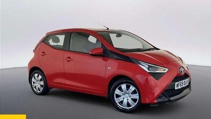 Używany Toyota Aygo X-play 72 KM (52 kW) 2019 Czerwony Hatchback
