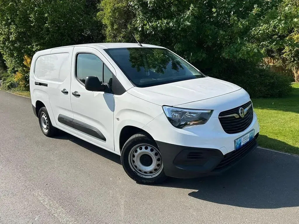 Begagnad Vauxhall Combo 100 HK (73 kW) 2021 Vit Minibuss