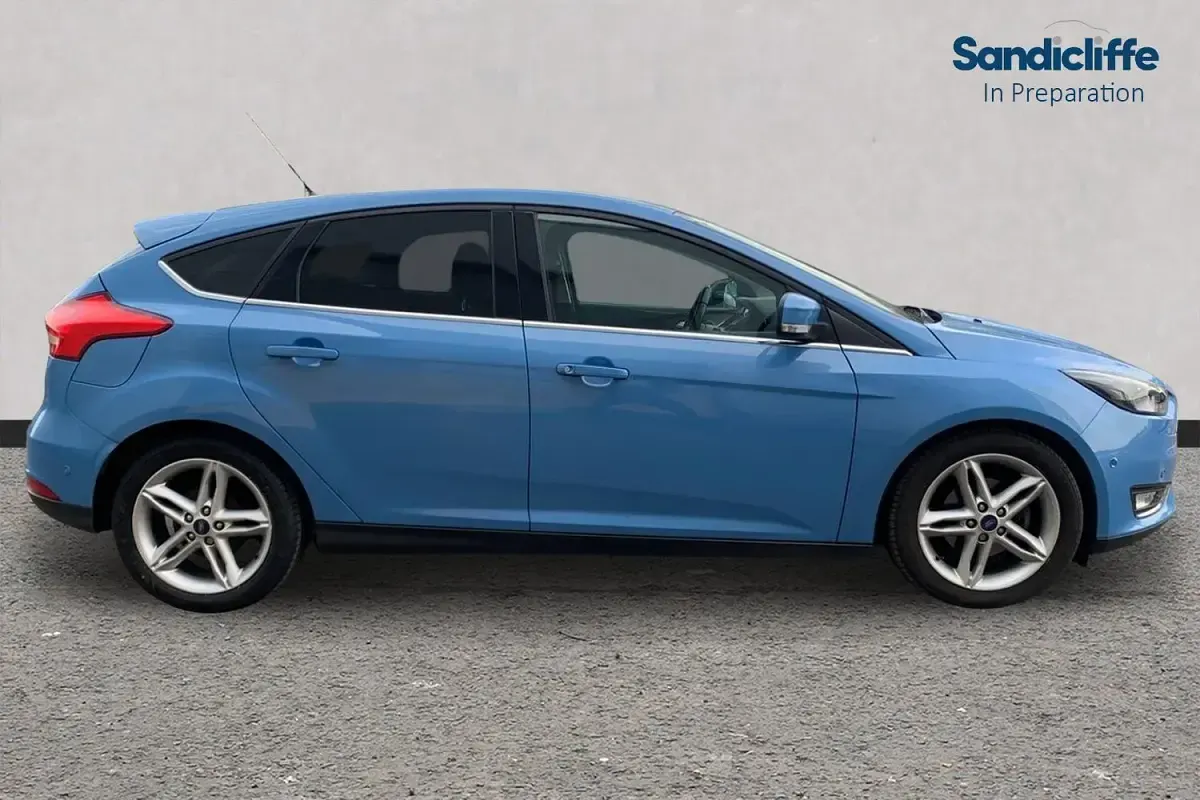 Begagnad Ford Focus Titanium 125 HK (91 kW) 2017 Blå Halvkombi