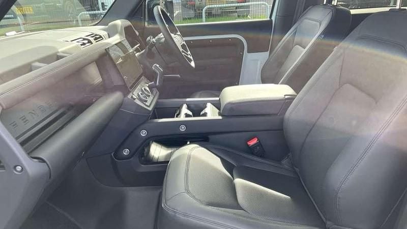 Used Land Rover Defender SE Dynamic 249 HP (183 kW) 2025 White SUV