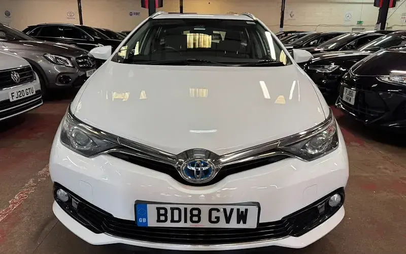 Used Toyota Auris Touring Sports 136 HP (100 kW) 2018 White Estate