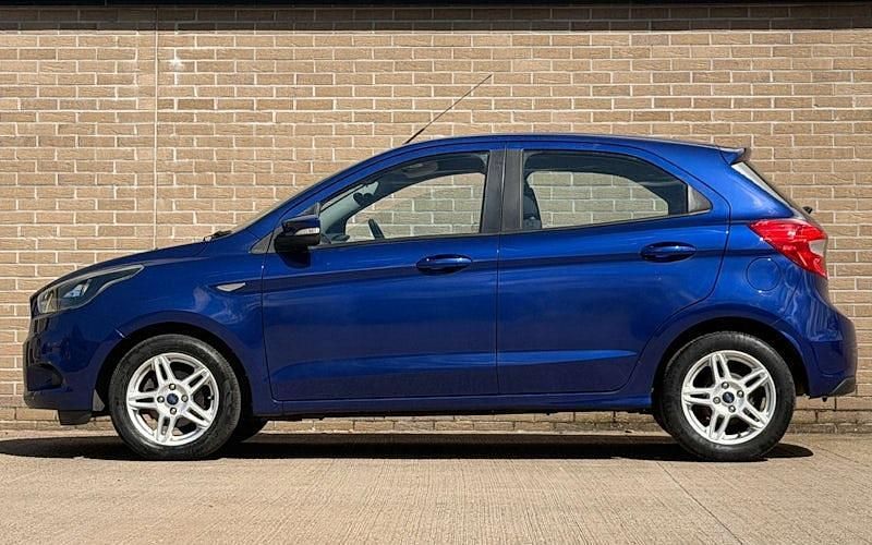 Usado Ford Ka Plus Zetec 70 HP (51 kW) 2017 Azul Citadino