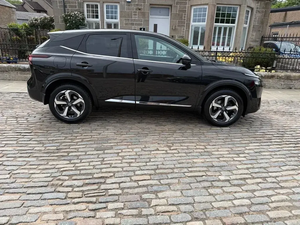 Used Nissan Qashqai N-Connecta 140 HP (102 kW) 2022 Black SUV