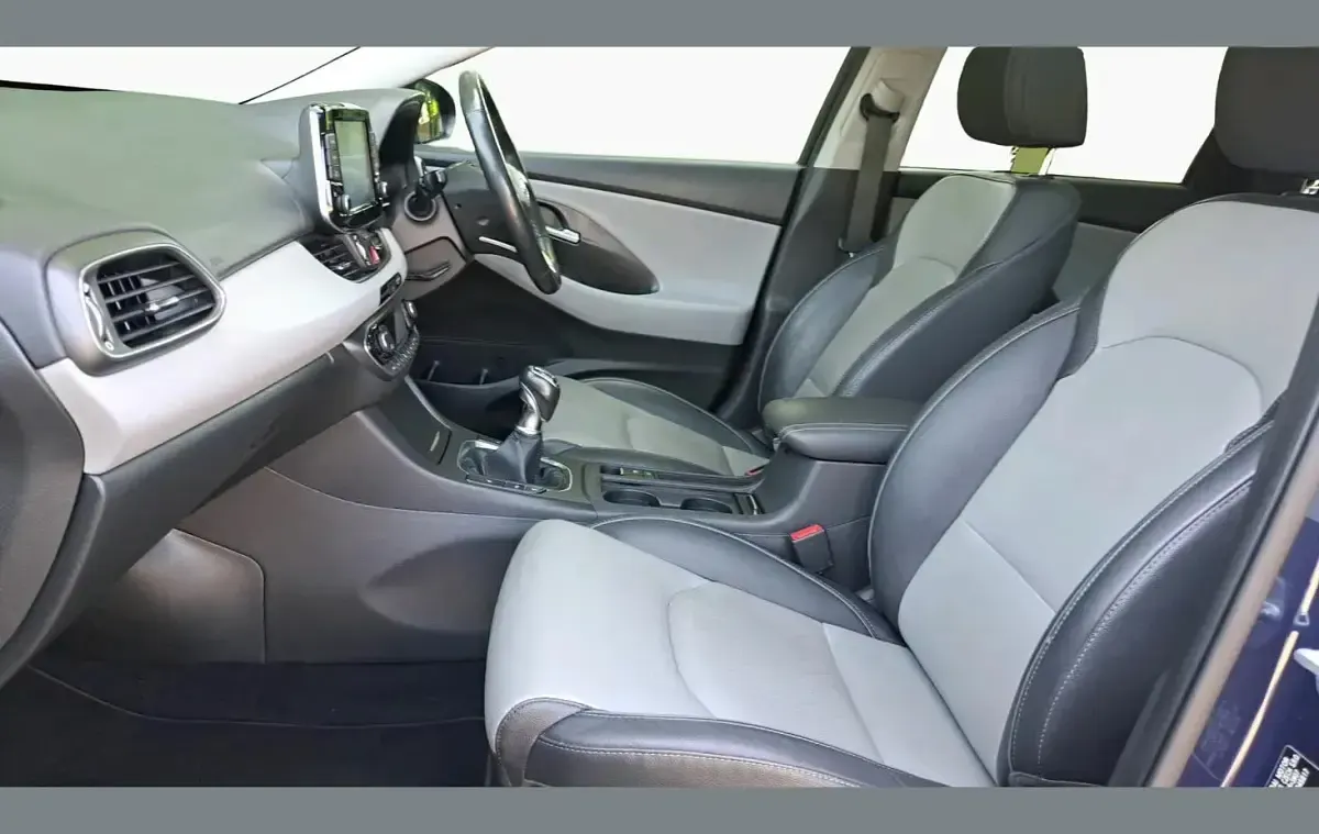Used Hyundai i30 Premium SE 138 HP (101 kW) 2019 Blue Estate