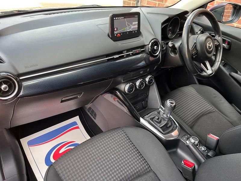 Begagnad Mazda 2 2017 Röd Halvkombi