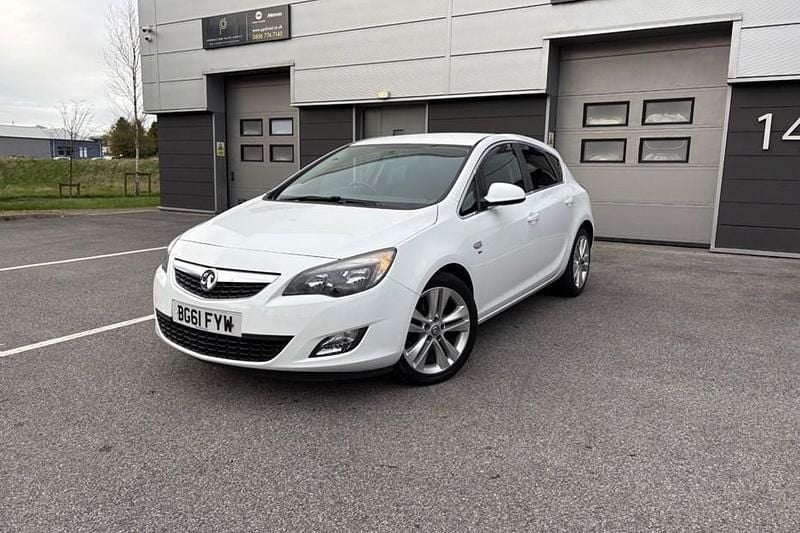 Used Vauxhall Astra SRi 165 HP (121 kW) 2011 White Hatchback