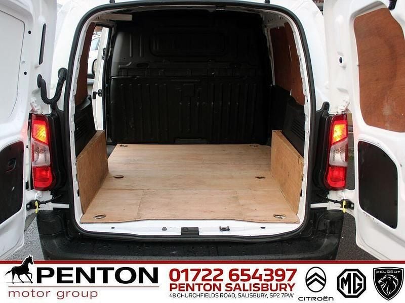 Used Vauxhall Combo Sportive 100 HP (73 kW) 2020 White Van