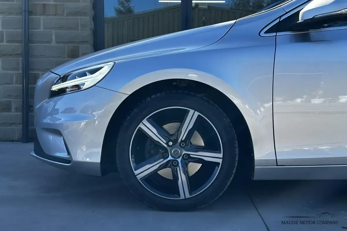 Used Volvo V40 R-Design 122 HP (89 kW) 2017 Silver Hatchback
