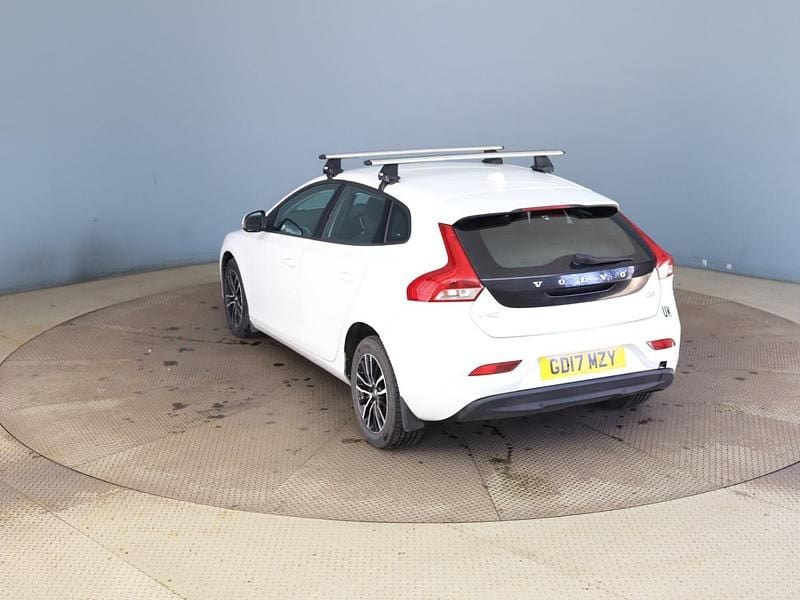 Used Volvo V40 Momentum 120 HP (88 kW) 2017 White Hatchback