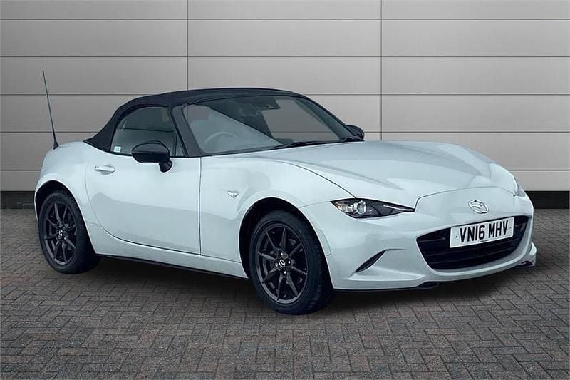 Used Mazda MX5 Inclusive 131 HP (96 kW) 2016 Crystal white Cabriolet