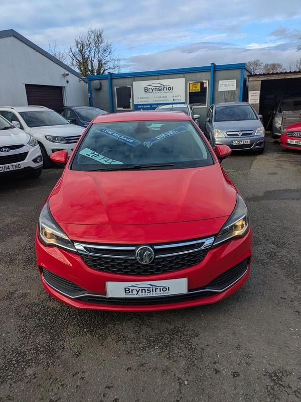 Used Vauxhall Astra Elite 160 HP (117 kW) 2017 Red Hatchback