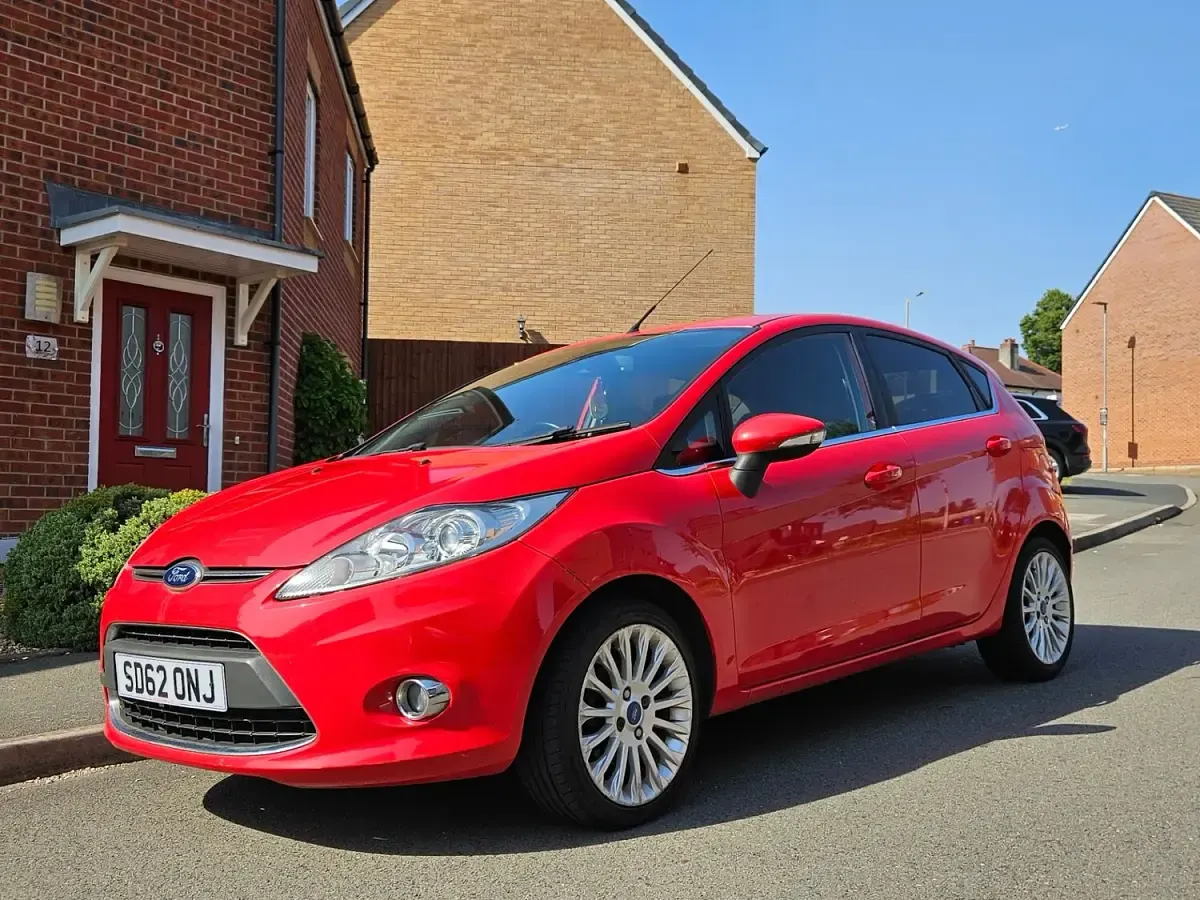 Used Ford Fiesta Titanium 96 HP (70 kW) 2012 Red Hatchback