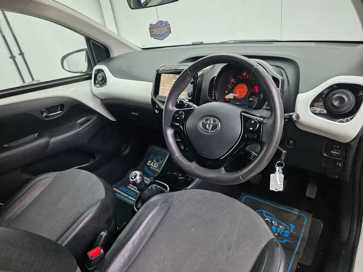 Begagnad Toyota Aygo x-press 2015 Vit Halvkombi