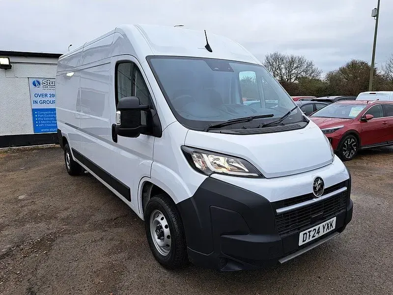 Begagnad Vauxhall Movano 138 HK (101 kW) 2024 Vit