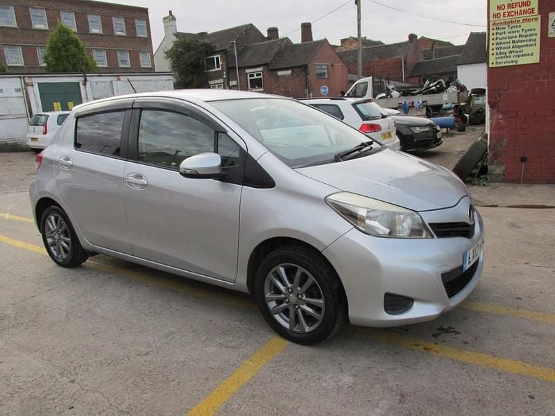 Used Toyota Yaris 69 HP (50 kW) 2012 Silver Hatchback