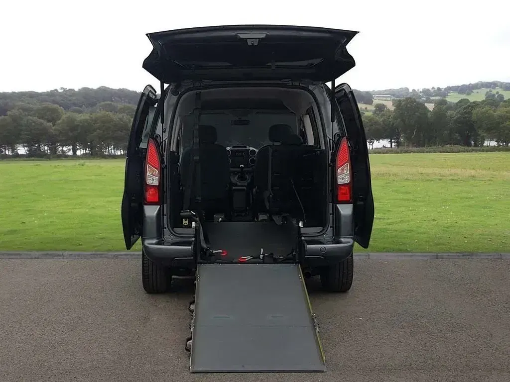 Used Citroën Berlingo Feel 100 HP (73 kW) 2018 Grey MPV