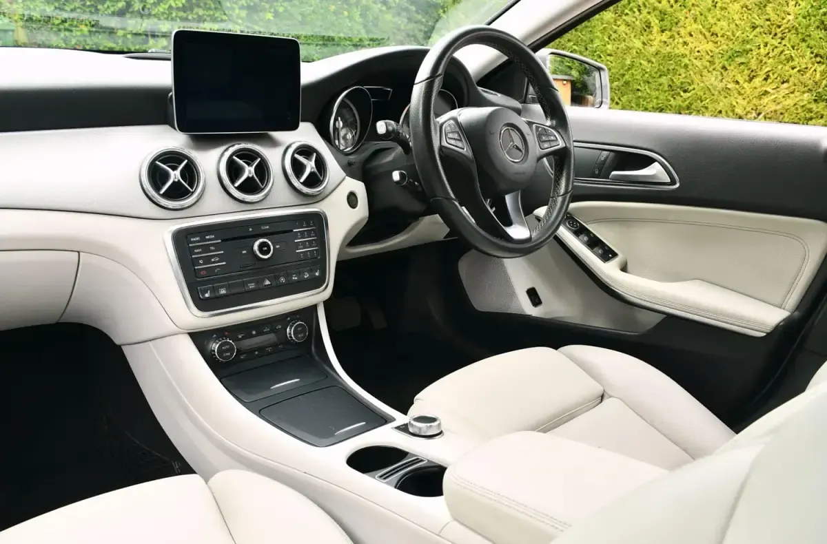 Usado Mercedes GLA250 Premium 211 HP (155 kW) 2017 Cinzento SUV