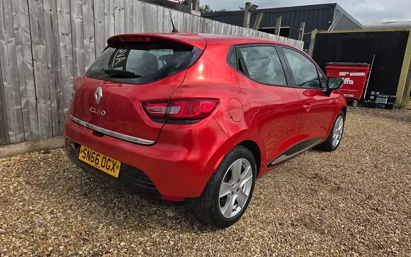 Used Renault Clio Dynamique 73 HP (53 kW) 2016 Red Hatchback