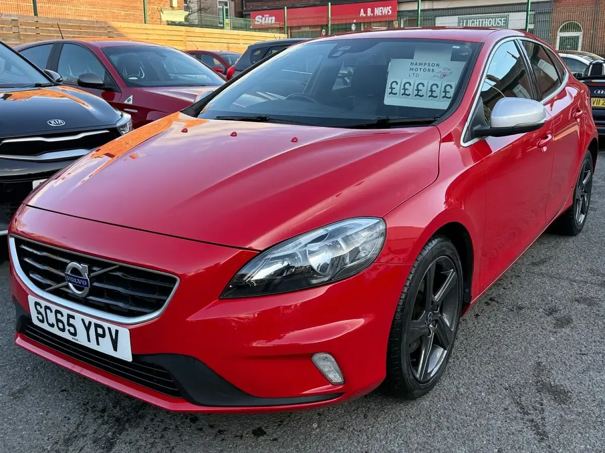 Used Volvo V40 R-Design 122 HP (89 kW) 2016 Red Hatchback