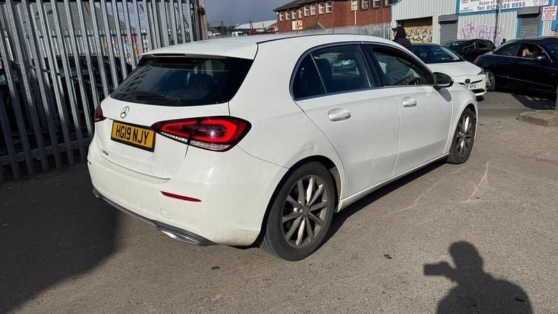 Begagnad Mercedes A180 2019 Vit Halvkombi