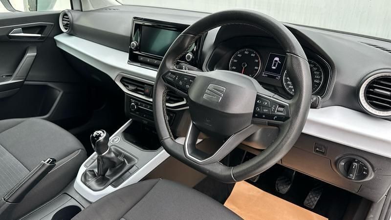 Begagnad Seat Arona SE 95 HK (69 kW) 2023 Vit SUV
