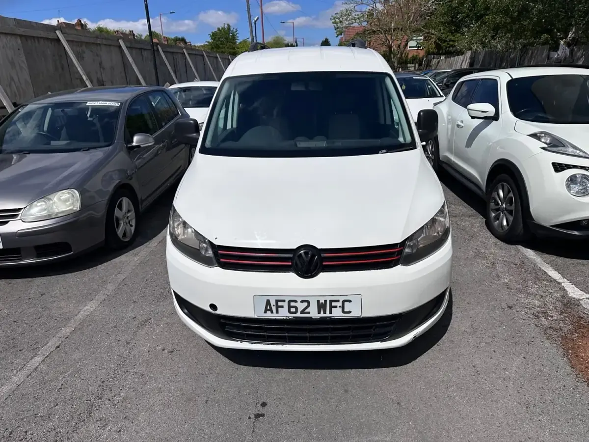 Begagnad VW Caddy 102 HK (75 kW) 2012 Vit Minibuss