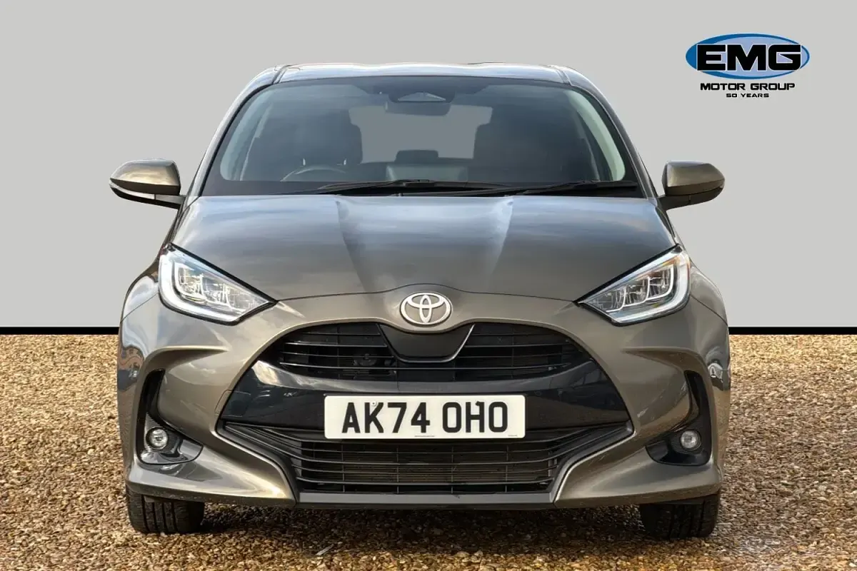 Usado Toyota Yaris Design 116 HP (85 kW) 2024 Castanho Citadino