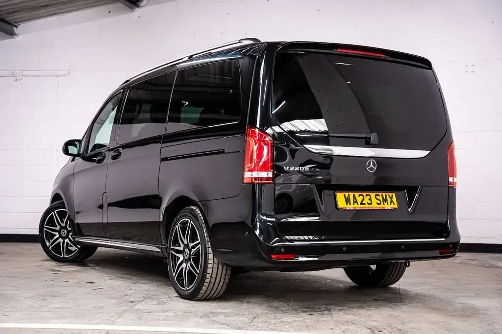Usado Mercedes V220 AMG line 163 HP (119 kW) 2023 Preto Monovolume