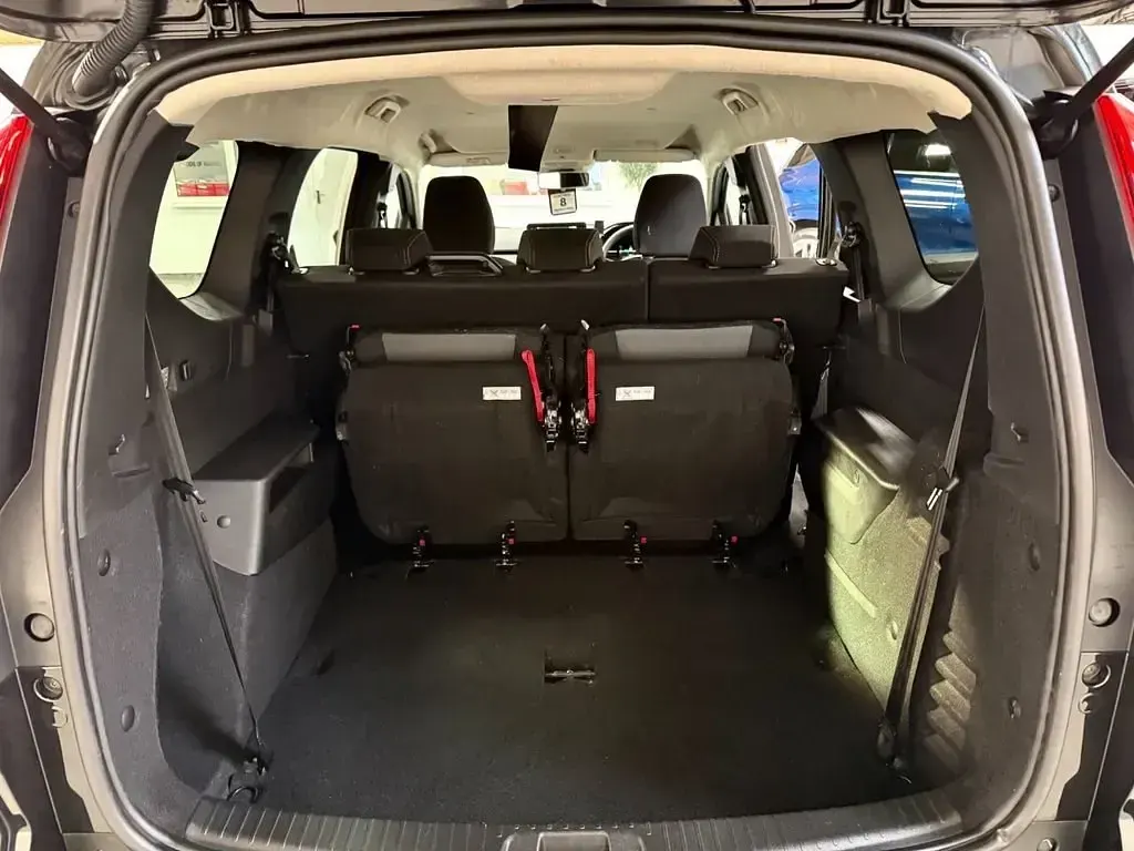 Używany Dacia Jogger Extreme 140 KM (102 kW) 2024 Czarny Minivan