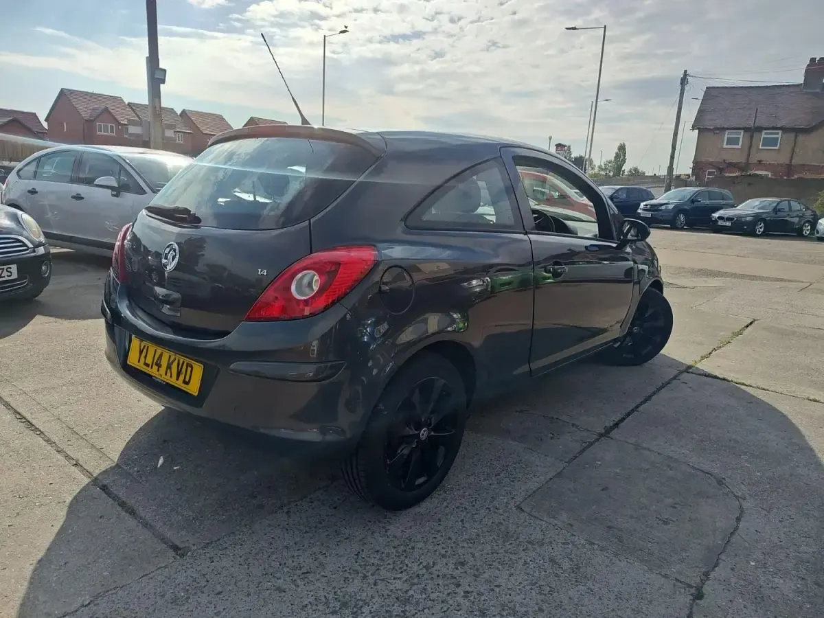 Usado Vauxhall Corsa Excite 100 HP (73 kW) 2014 Cinzento Citadino