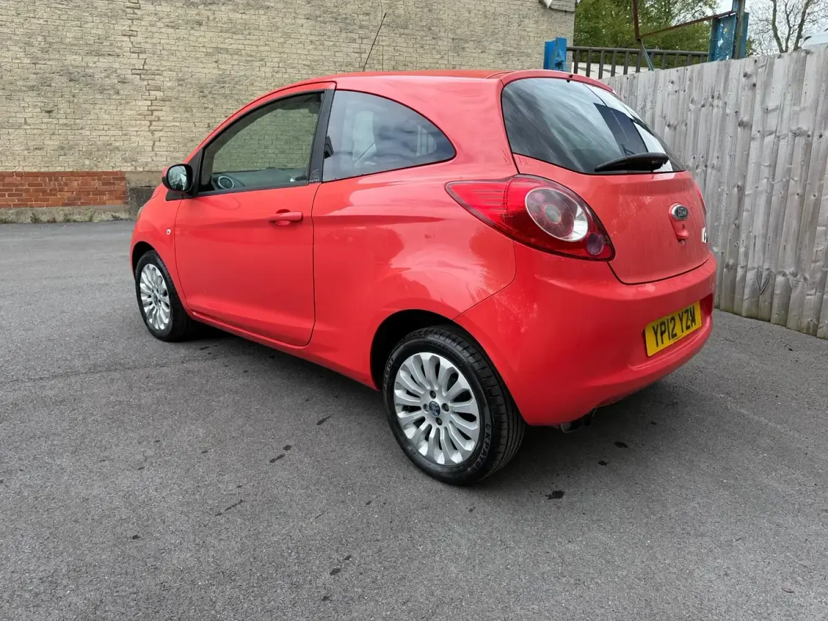 Usado Ford Ka Zetec 69 CV (50 kW) 2012 Rojo Utilitario
